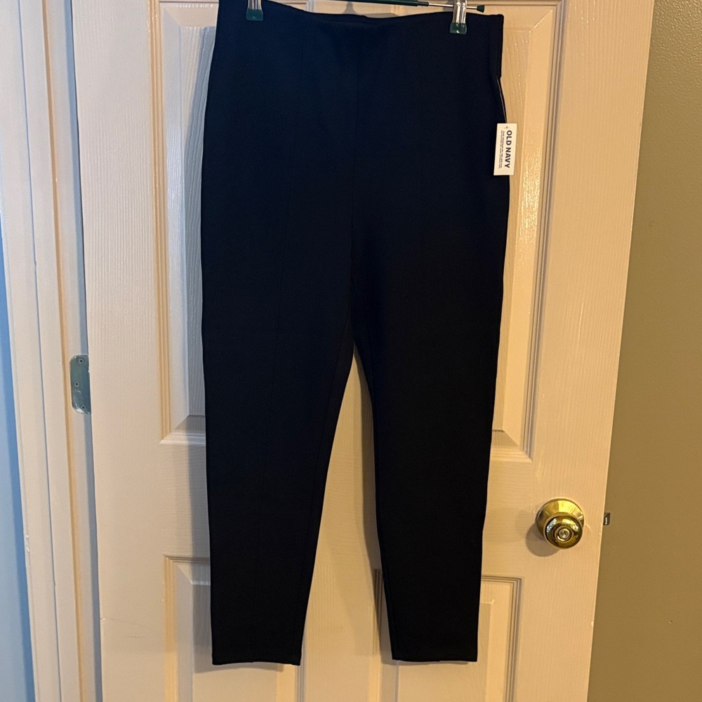 NWT Old navy high rise skinny black dress pants in medium petite.